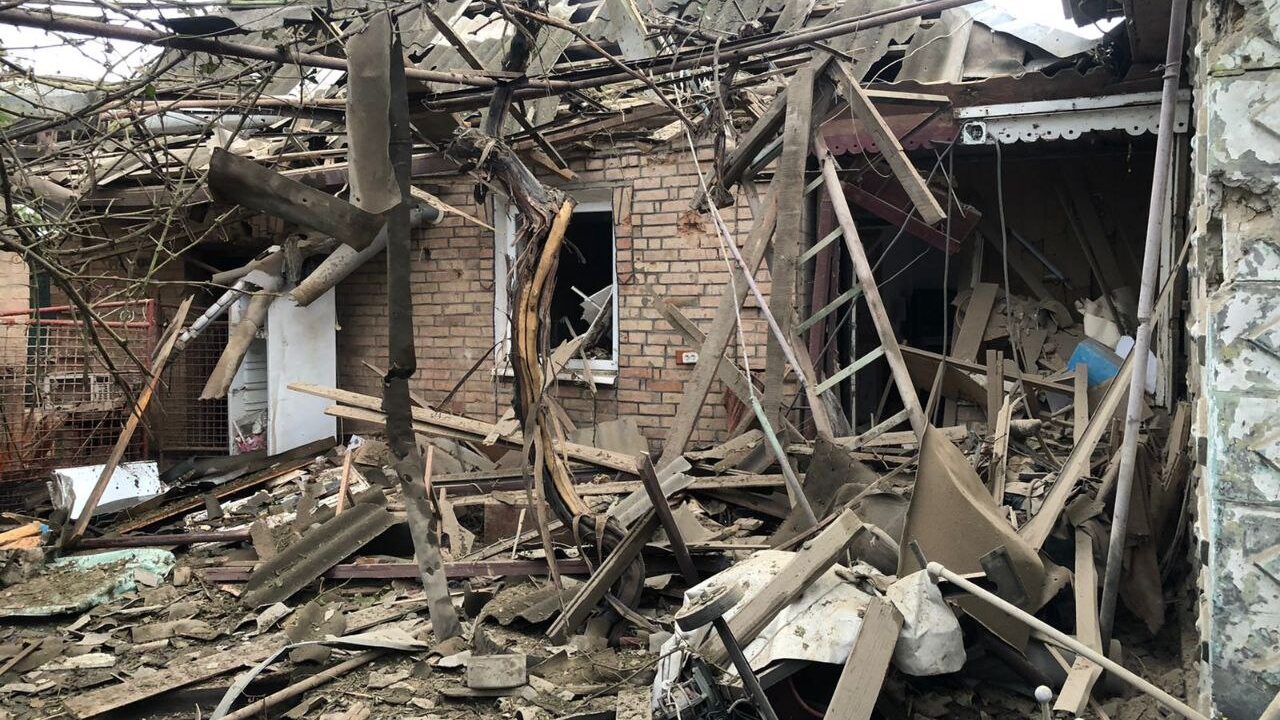 Вночі рашисти знову обстріляли Нікопольский район з околиць Енергодара: є руйнування та поранений, –  ФОТО