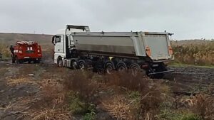 Рятувальники допомогли водіям на розмитій зливами «дорозі життя» під Запоріжжям, – ФОТО