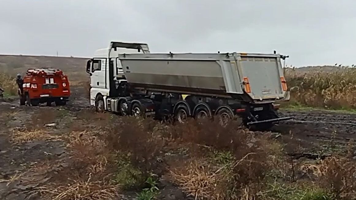 Рятувальники допомогли водіям на розмитій зливами «дорозі життя» під Запоріжжям, – ФОТО