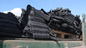 «Запоріжсталь» Метінвесту передав Запоріжжю бронежилети та каски для комунальних служб, які займаються ліквідацією наслідків ракетних ударів, – ФОТО