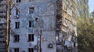 Рашисти завдали черговий ракетний удар по Запоріжжю: пошкоджена багатоповерхівка, є постраждалий – ФОТО, ВІДЕО