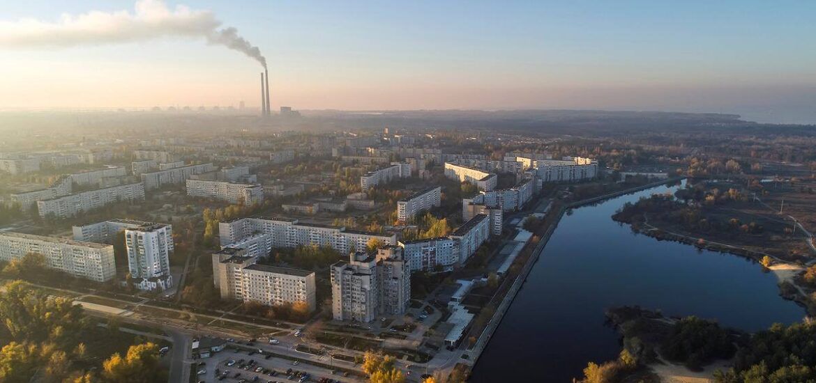 Взрыв, пожар и «скорая»: украинская разведка показала прямое попадание в здание с оккупантами в Энергодаре, — ВИДЕО