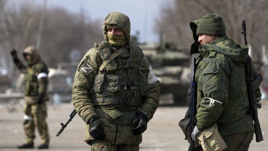 Зменшили кількість блокпостів та отримали розпорядження про евакуацію: у Запорізькій області окупанти масово перевдягаються у цивільний одяг