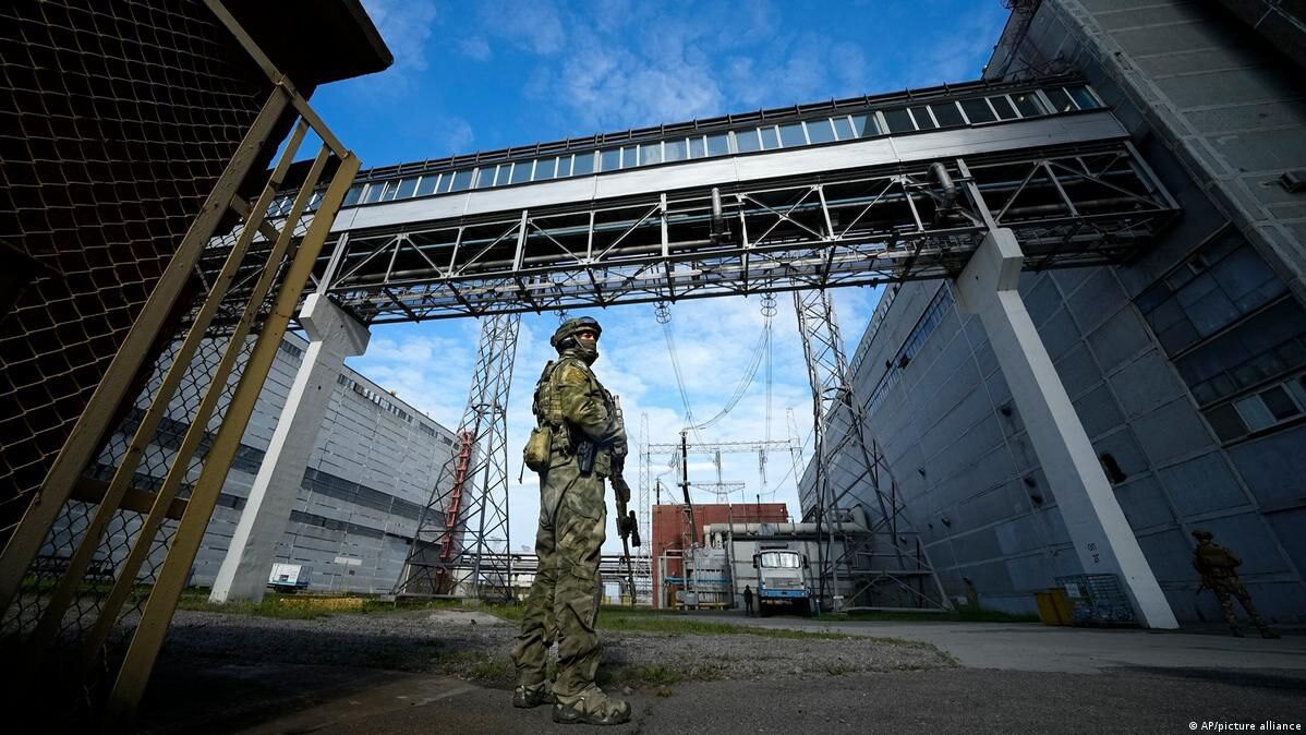 На Запорізьку атомну станцію окупанти привезли персонал з російської федерації: місцевим колаборантам зменшили зарплатню та скасували відпустки