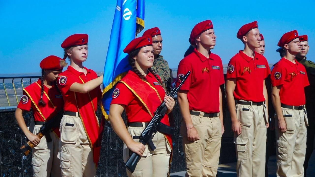 В оккупированном Мелитополе местных детей принимают в пророссийские милитарные организации
