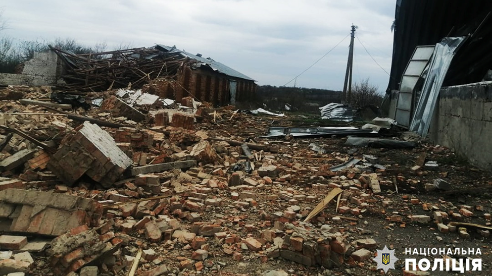 Разрушены ангары и поврежденные квартиры: враг в очередной раз нанес удары по Запорожской области, — ФОТО