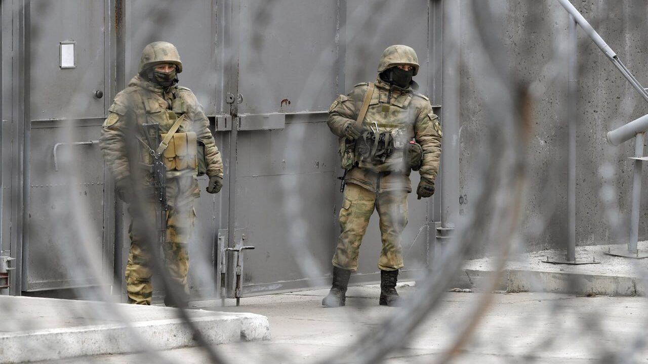 В Енергодарі російські окупанти встановили додатковий паркан біля Запорізької АЕС
