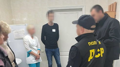 У Запоріжжі група медиків продавала довідки про проходження медогляду та сертифікати про вакцинацію