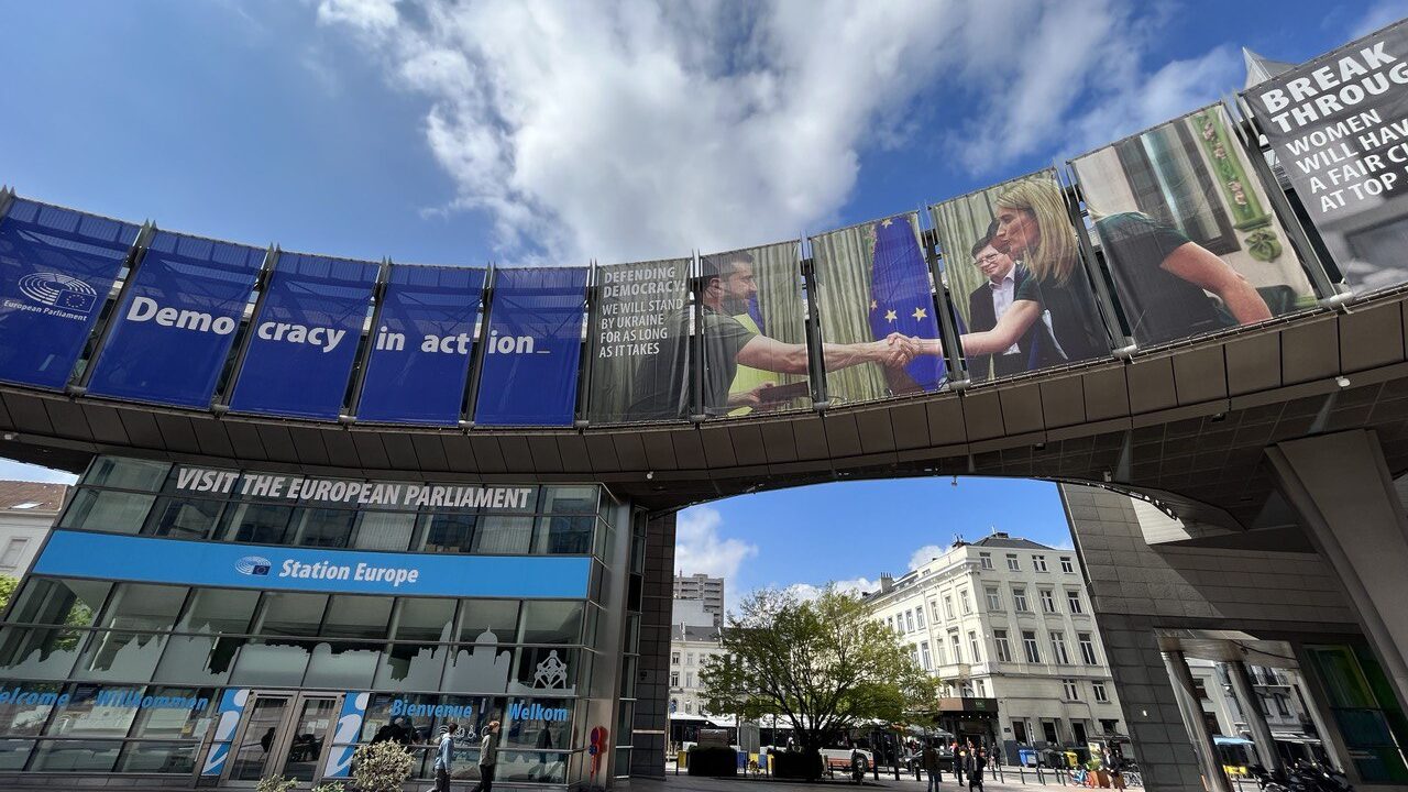 Фотокореспондентка із Запоріжжя виступила перед Європарламентом та показала наслідки ворожих обстрілів, — ФОТО