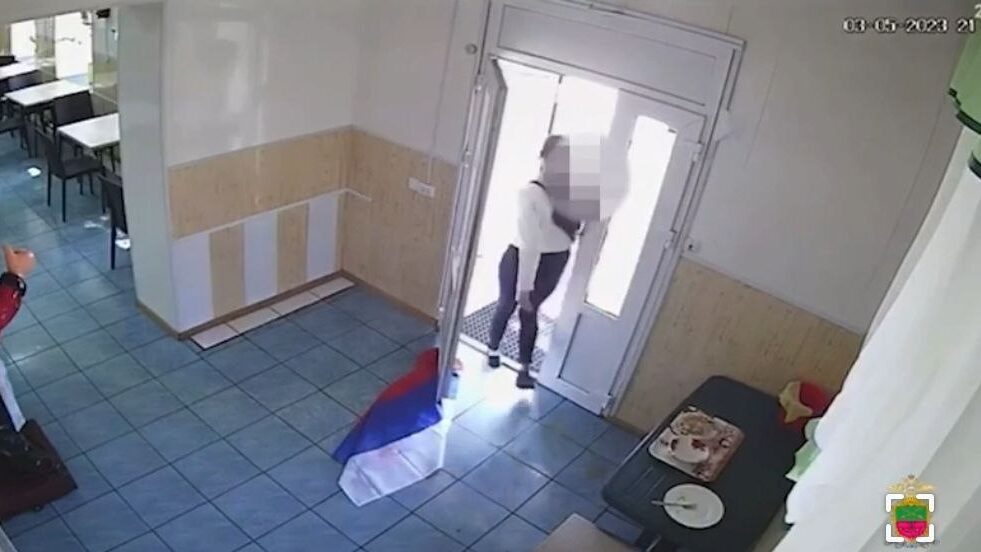 На Запоріжжі окупанти розшукали та влаштували судилище над патріоткою, яка зірвала триколор, — ВІДЕО