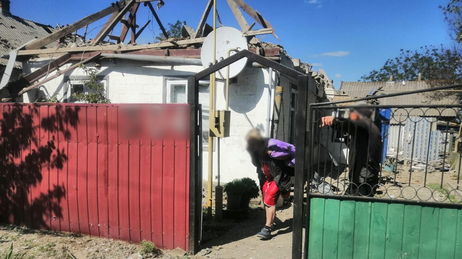 Разрушено более 10 домов и повреждено общежитие: враг нанес удары по Запорожской области, — ФОТО