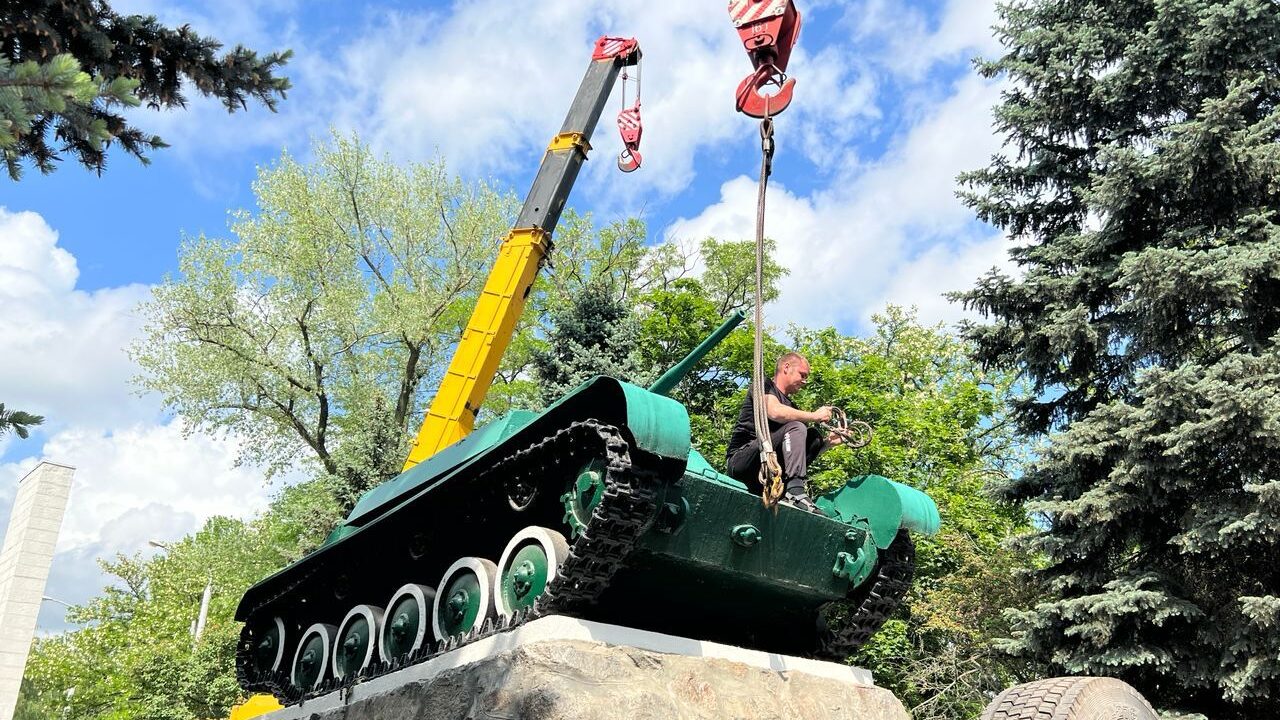 Враг снимает танк с постамента в Запорожской области для «реставрации», — ФОТО, ВИДЕО