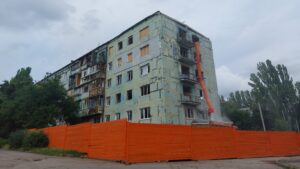 У Запоріжжі розпочали відбудову ще одного зруйнованого ракетою будинку: що планують зробити, – ФОТО 