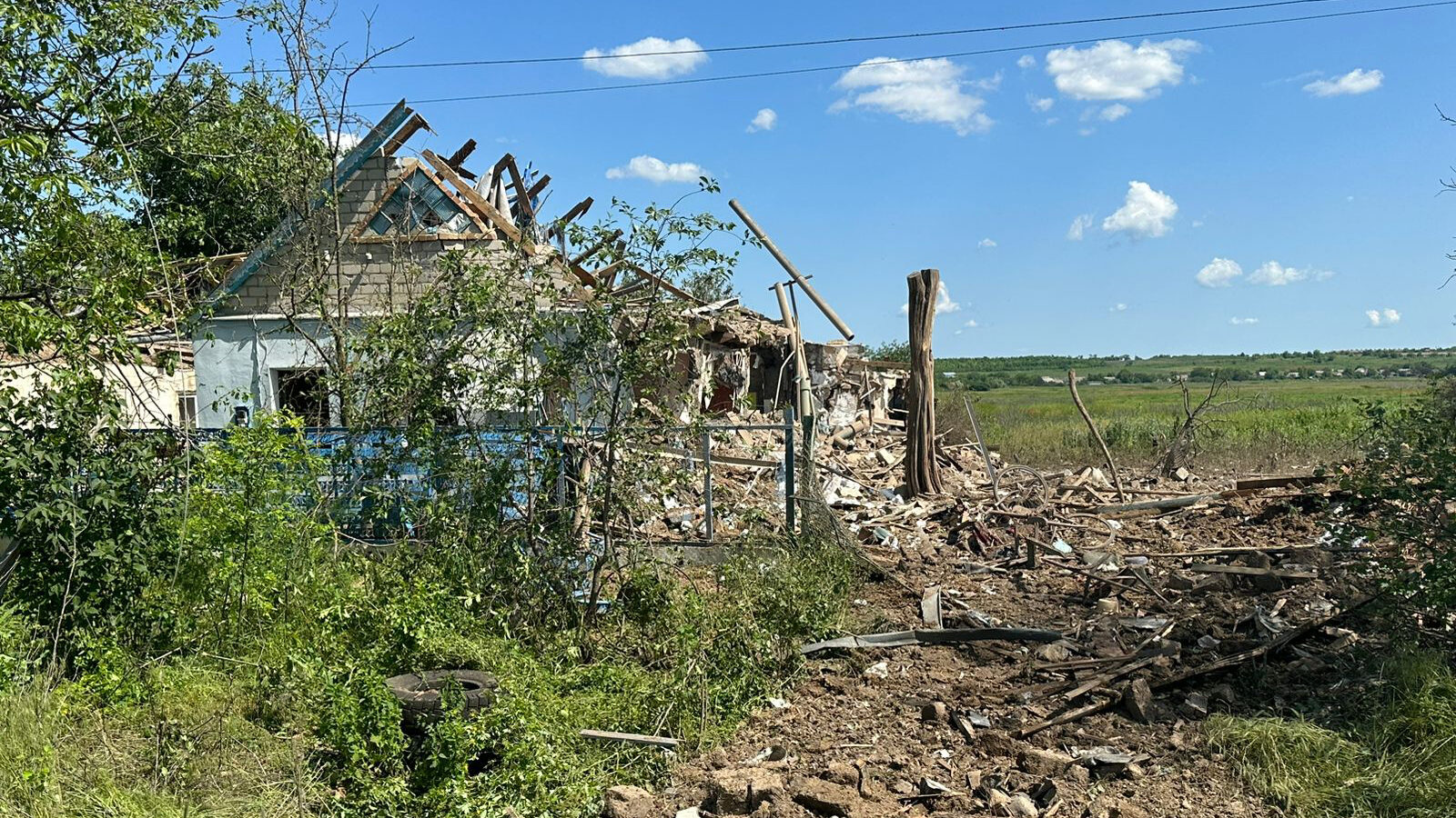Постраждали будинки та машини: окупанти з РСЗВ завдали удари по Запорізькій області, — ФОТО