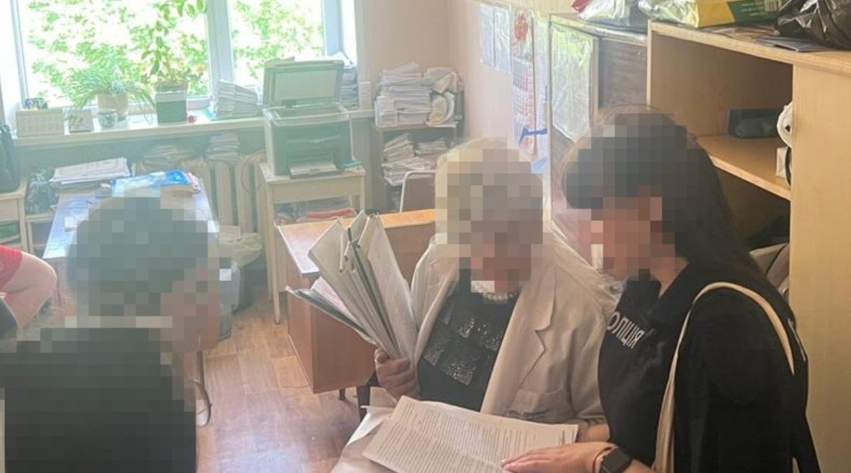 Продавала ухилянтам висновки про інвалідність: у Запоріжжі «на гарячому» затримали голову комісії