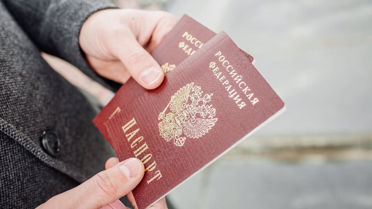 На окупованій частині Запорізької області великі черги за роспаспортами: ворожі документи мають бути навіть у 6-річних дітей