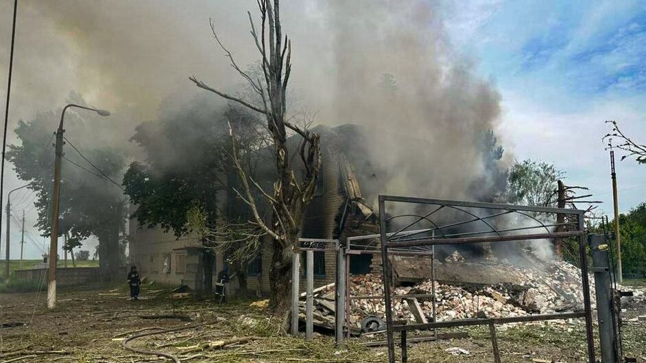 Скинули авіаційні бомби: російська атака зруйнувала територію підприємства та будинки мешканців Запорізької області, — ФОТО