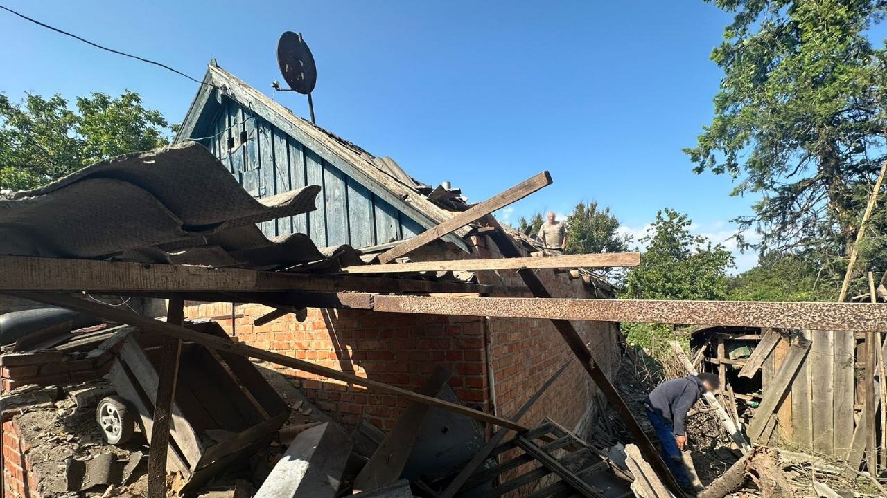 Вражеские удары повредили дома и авто мирных жителей в Запорожской области, — ФОТО