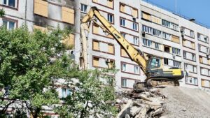 В Запорожье демонтируют конструкции многоэтажки, в которую ударила российская ракета – ВИДЕО