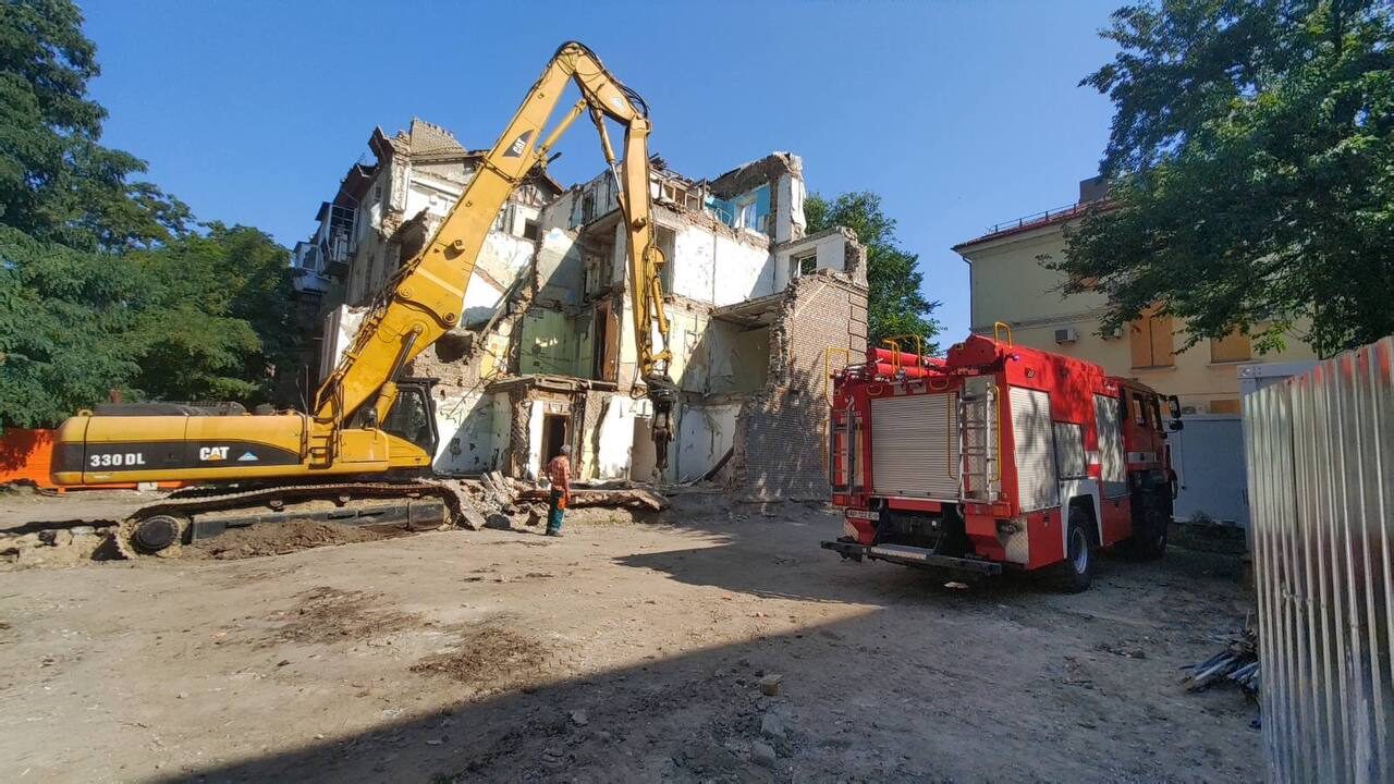 У Запоріжжі триває відновлення багатоповерхівок, частково зруйнованих російськими ракетами, – ФОТО