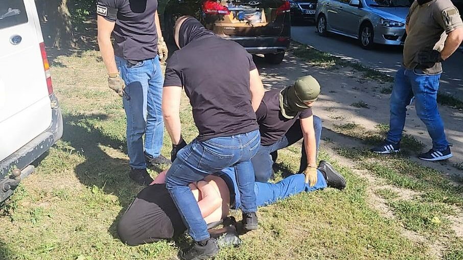 Затримали «на  гарячому»: у Запоріжжі затримали поліцейського за здирництво 