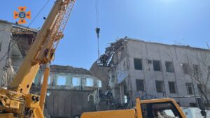 Пожежа у п'ятиповерхівці, пошкоджена техніка рятувальників та загиблий: ворог завдав 14 авіаударів по Запорізькій області