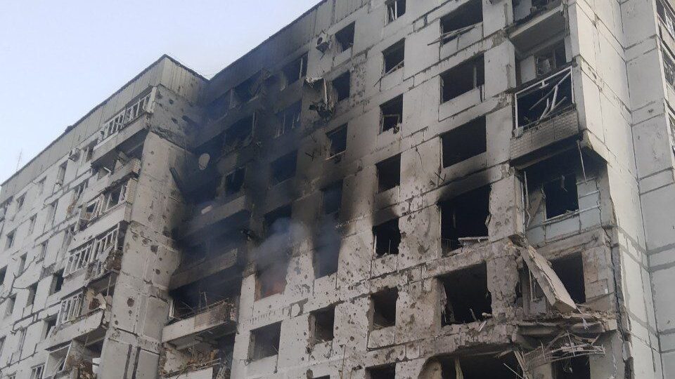 В Орехове после вражеских обстрелов произошел масштабный пожар в многоэтажке, – ФОТО