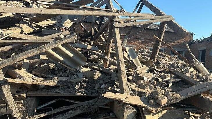 Полностью разрушена гимназия и повреждены дома: ночью враг ударил управляемыми авиабомбами по Запорожскому району, — ФОТО, ВИДЕО