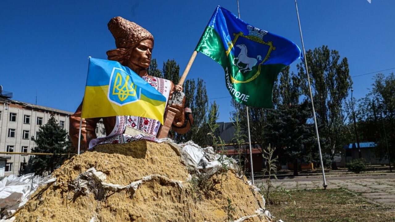 Неофициальный символ несокрушимости Гуляйполя переодели накануне Дня независимости, — ФОТО, ВИДЕО
