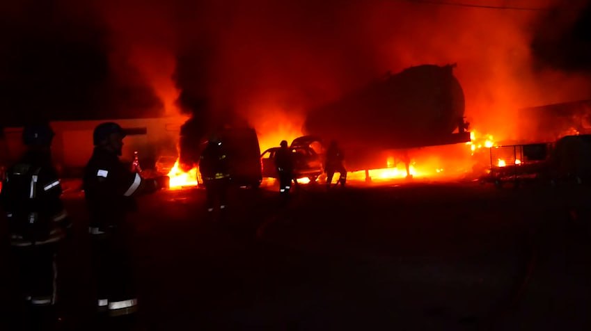 Через нічний обстріл Запоріжжя сталася масштабна пожежа на підприємстві: згоріло 14 автомобілів, — ВІДЕО