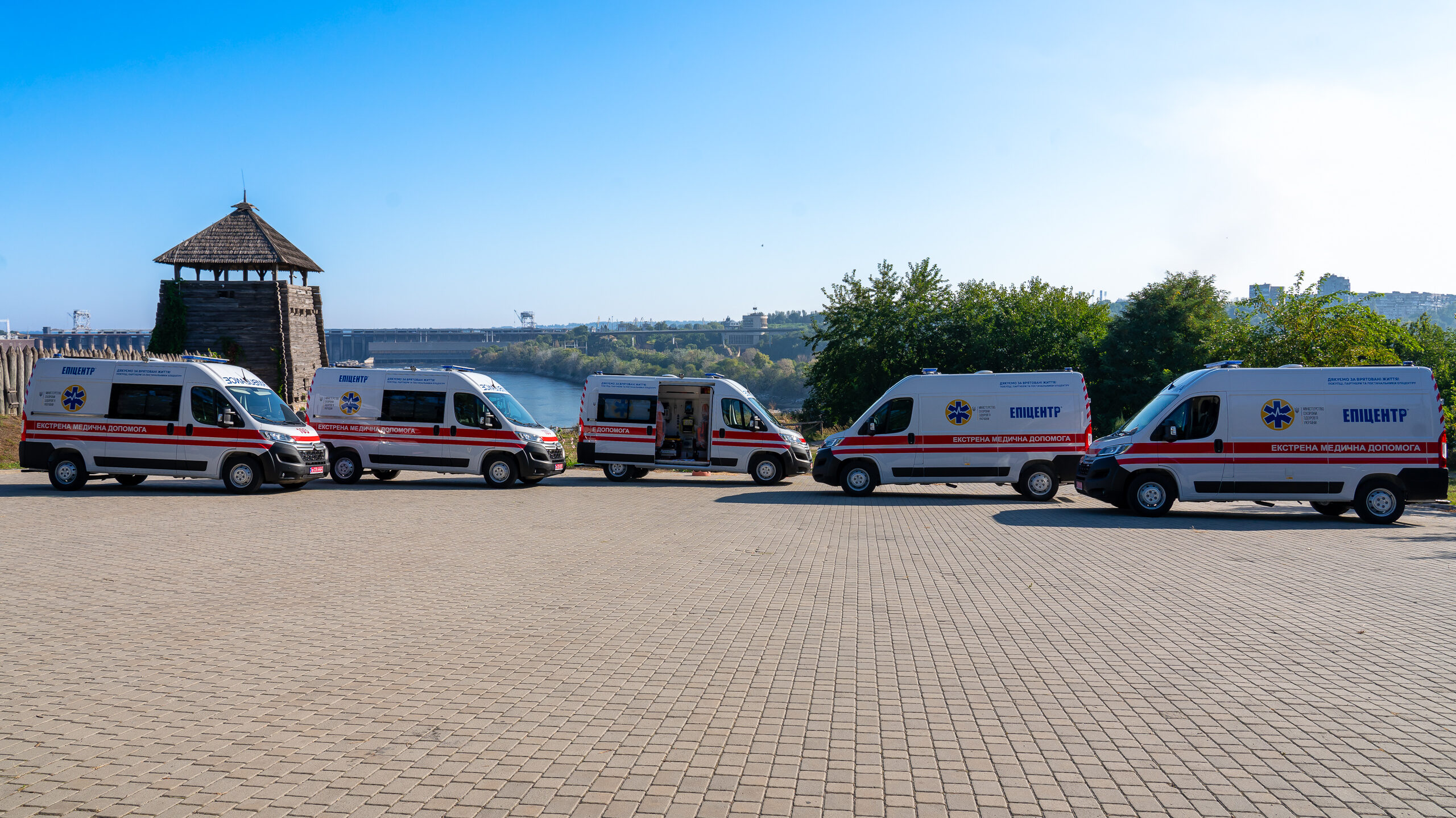 Рятуємо життя: Епіцентр планує до кінця року передати медикам 100 реанімобілів