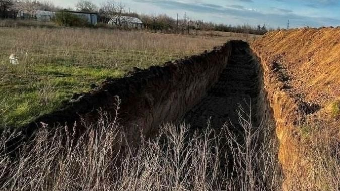 У Запорізькій області окупанти змушують українців чистити окопи