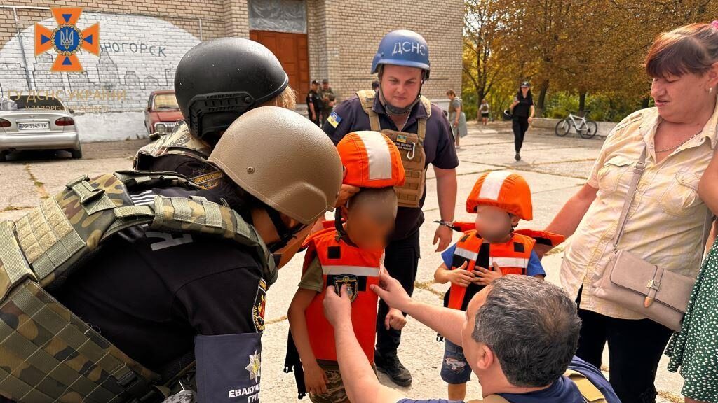 Обязательная эвакуация: сколько детей и маломобильных людей остается в прифронтовой громаде Запорожской области
