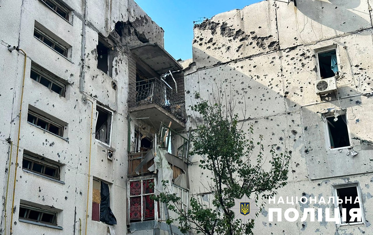 Скинули авіабомбу, били з РСЗВ та артилерії: у Запорізькій області через нові обстріли РФ зруйновано будинки та магазин, — ФОТО