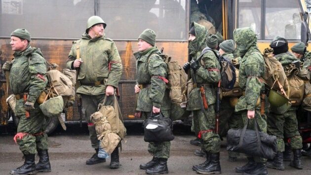 В окупованих селах Запорізької області чоловікам вручають повістки