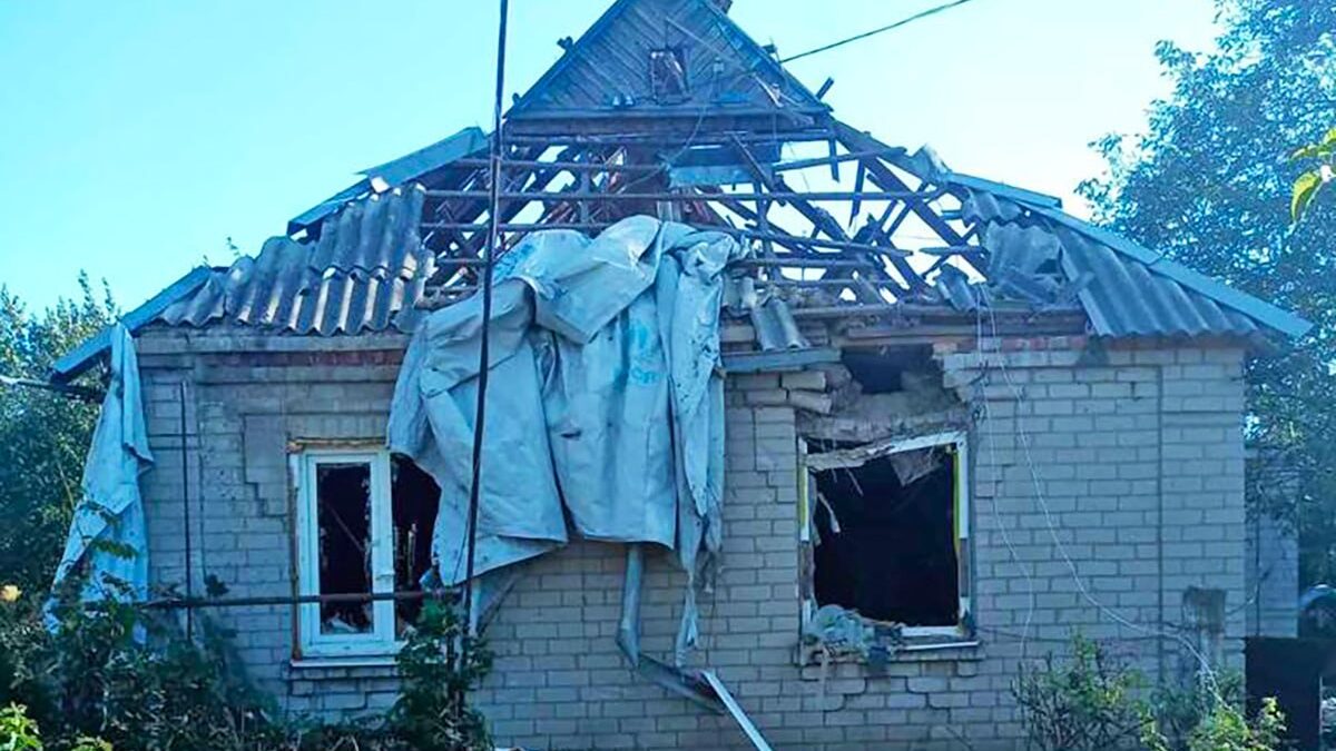 Скинули авіабомбу та обстріляли житлові будинки: наслідки ворожих обстрілів по Запорізькій області, — ФОТО