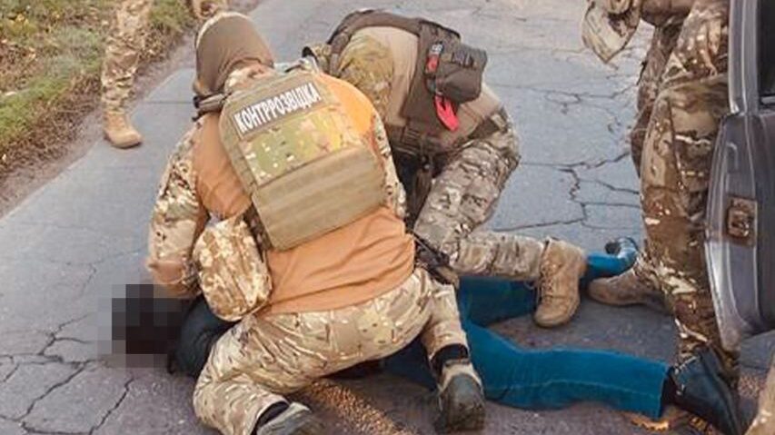 Інформував ворога про переміщення української техніки: затримано співробітника Запорізької ОВА, — ФОТО, ВІДЕО 
