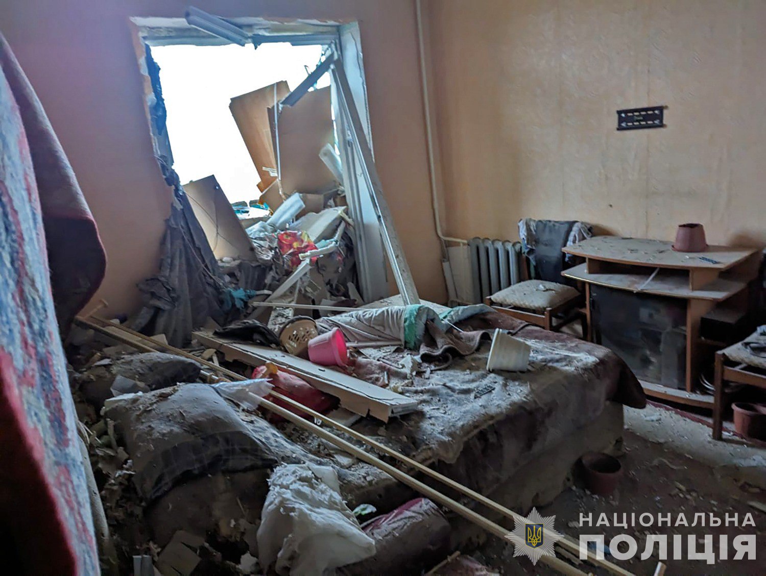 По Запоріжжю вдарили двома ракетами, у Степногірську через обстріл пошкоджено авто з гумдопомогою: є загибла та поранені, — ФОТО