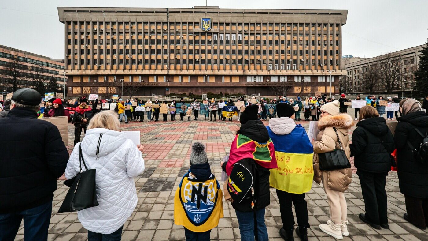 «Не мовчи! Полон вбиває!»: на запорізькому майдані Героїв пройшла акція на підтримку військовополонених, — ФОТО