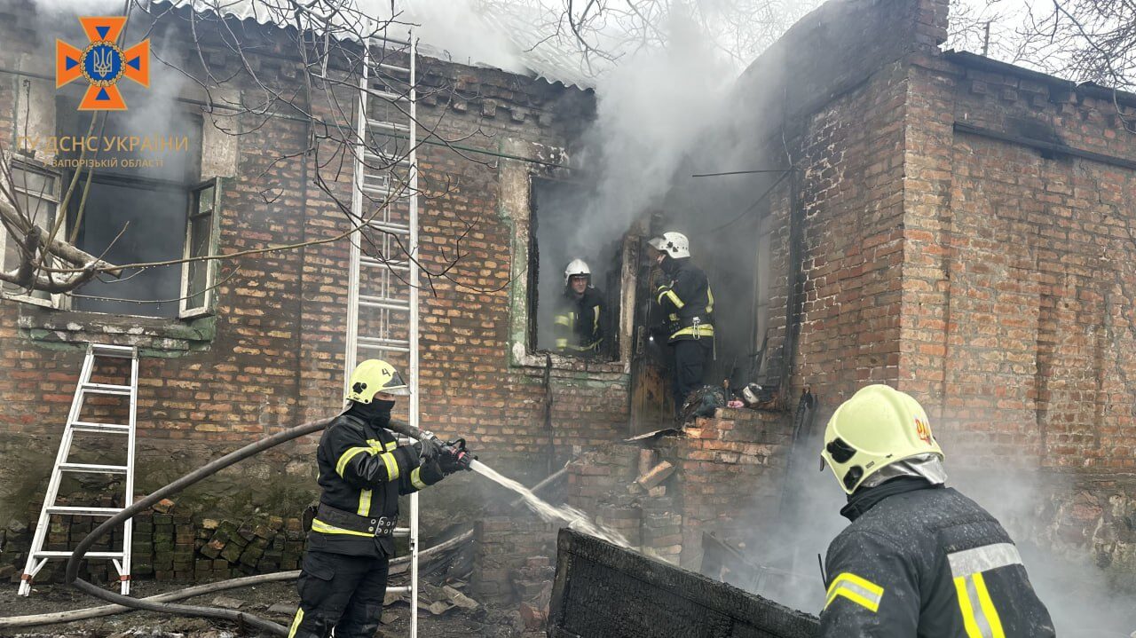 Вранці у Запоріжжі сталася пожежа у приватному будинку: загинула людина, — ФОТО