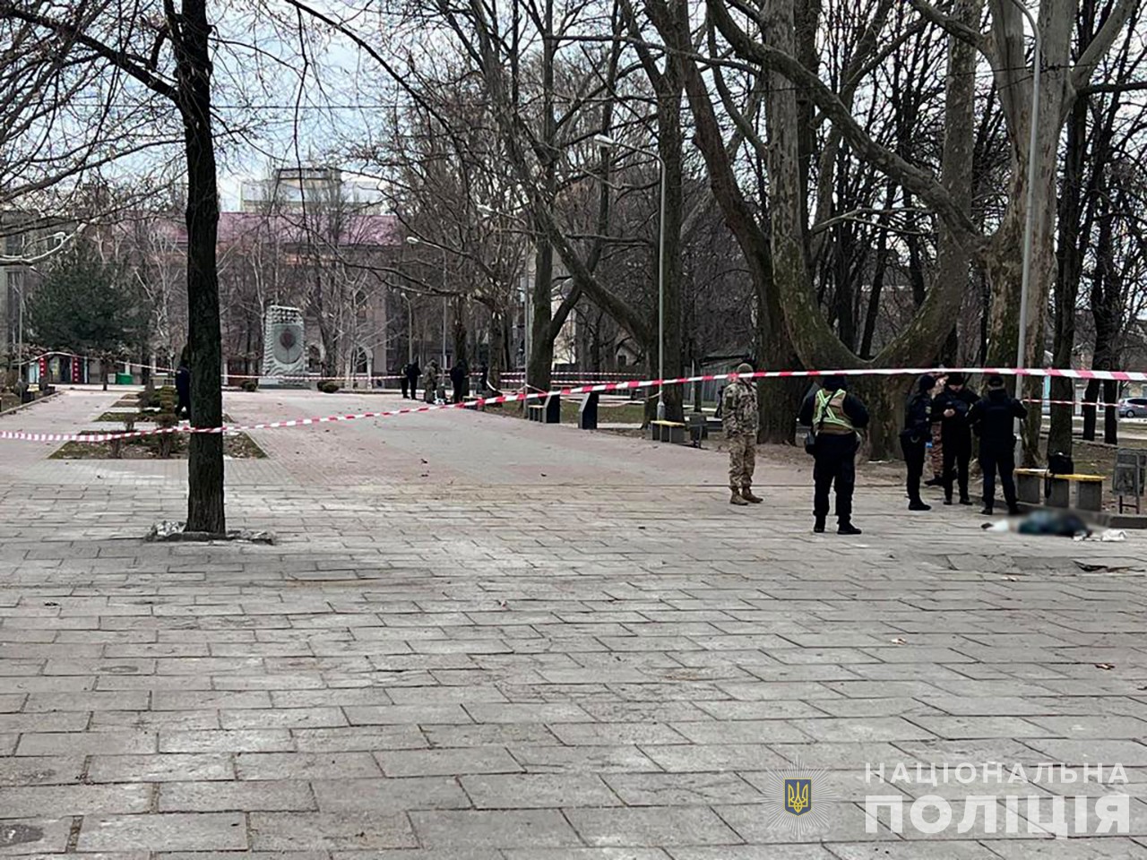 В центрі Запоріжжя чоловік двічі вистрілив у перехожу, після чого застрелився 