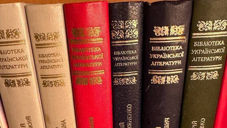 Люди прячут украинские книги: в Запорожской области оккупанты устроили рейд по квартирам, ища «запрещенную» литературу