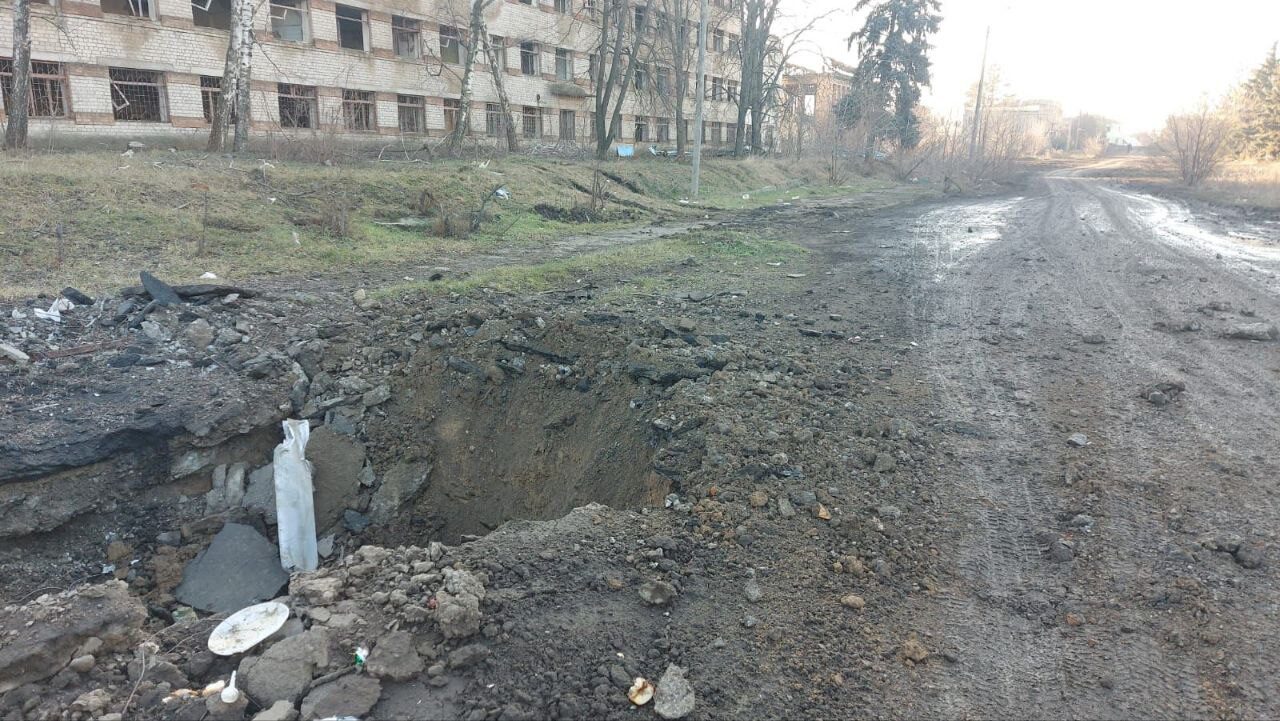Скинули 4 авіабомби та обстріляли з РСЗВ і артилерії: внаслідок ворожих обстрілів зруйновані будинки мирних мешканців