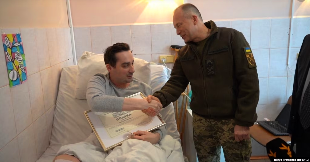 Журналіста «Радіо Свобода», пораненого біля Роботиного, у лікарні відвідав головнокомандувач ЗСУ, — ВІДЕО 