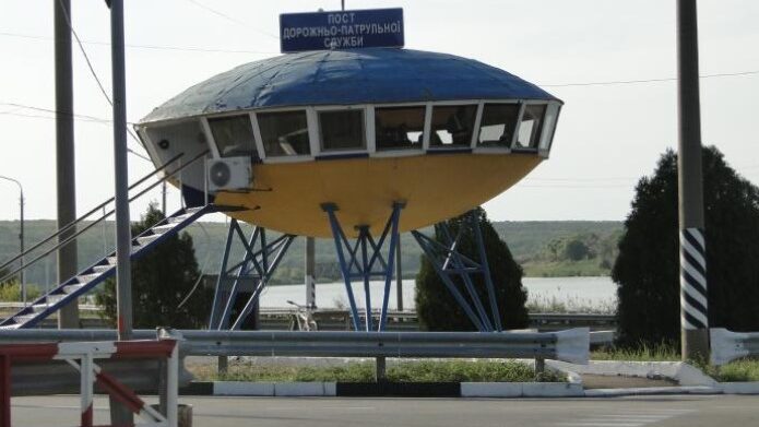 Виїзд із окупації: ворог не відкриє заблокований виїзд через КПП у Василівці