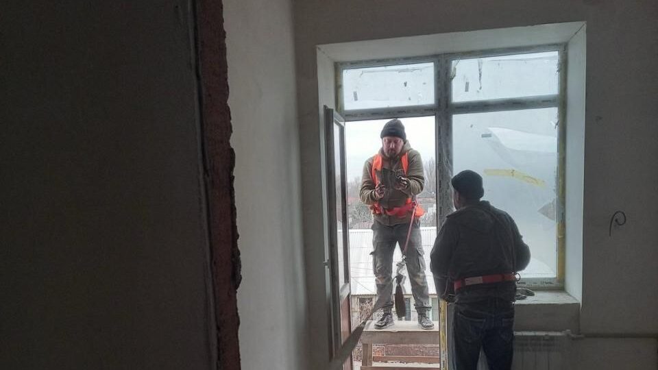Фарбують, штукатурять і прокладають електрику: як просувається відновлення зруйнованих багатоповерхівок