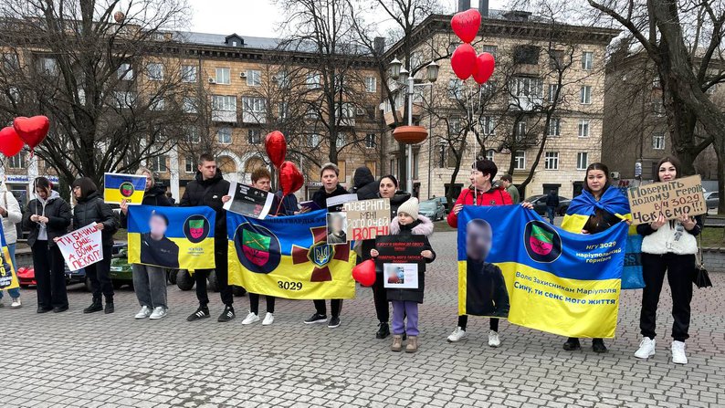«Два сердца в плену»: в Запорожье провели акцию в поддержку пленных защитников, — ФОТО
