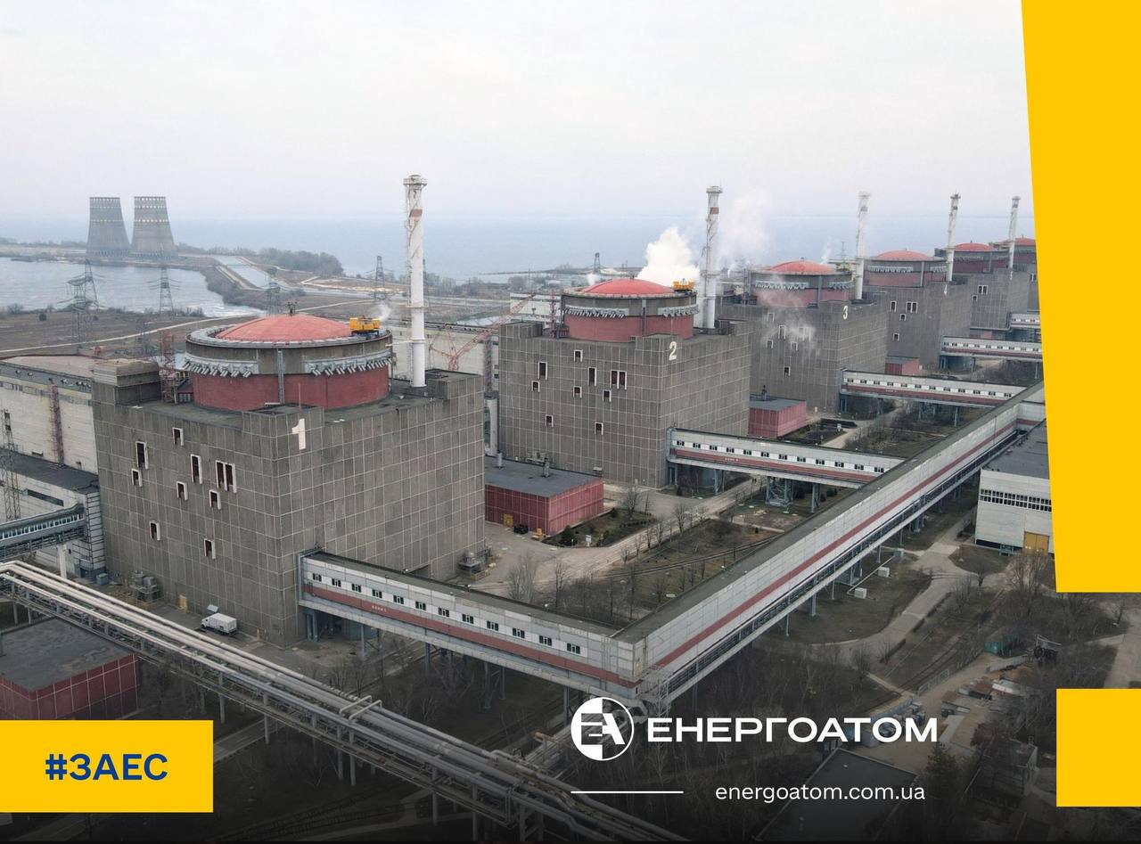 Російські обстріли пошкодили лінію живлення Запорізької АЕС: енергетики вже відновили її роботу 