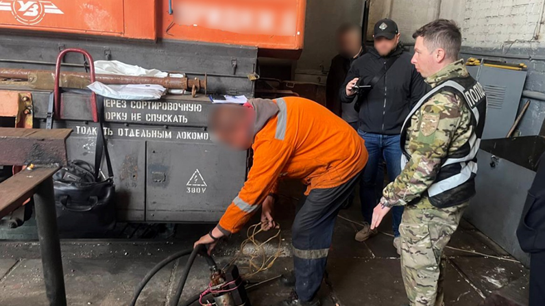 Зливали дизельне пальне та розкрадали запчастини: у Запоріжжі викрили злочинне угруповання, яке завдало збитків на понад 1 млн грн 