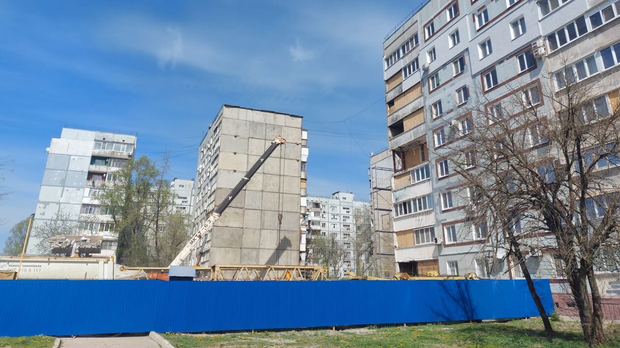 У Запоріжжі демонтували розбитий під’їзд дев’ятиповерхівки, в який влучила російська ракета, – ФОТО